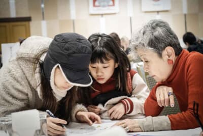 コマ図を覗き込んでいるのは、祖父母とお孫さんの4人で参加したエントラント