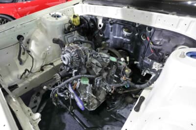 トヨタ GX71 マークII：エンジンは搭載されている状態で、補機類の装着はこれから。最終的にはエアコンも取り付けて、快適ハイソで速いRE71マークIIとなる予定だ