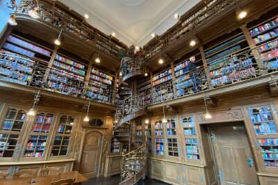 ミュンヘン市庁舎内の図書館は、まるでハリー・ポッターの世界。映画のロケ地になることもあるそうです