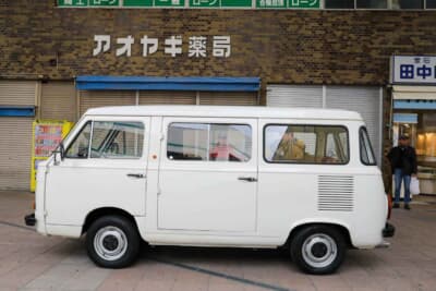 フィアット900Tプルミーノ:全長は3.75m、ホイールベースは2.0m。リアエンジンのため運転席を最前列に配置でき、車内は意外と広い