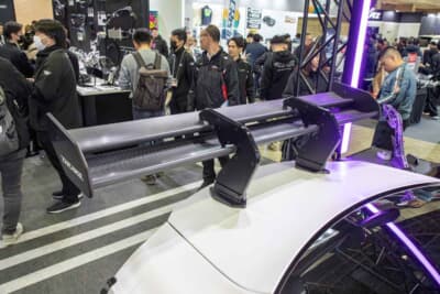 日産 GT-R：大型のスワンネックGTウイングは、2024年のTHE HKS R34 GT-R Dimension Zに続き電子制御のDRS機構を採用し、超高速域でも揺るぎない直進安定性と旋回性をもたらしている