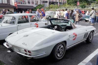 シボレー コルベット コンバーチブル：後方から見たコルベット。細部までオーナーのこだわりが詰まっており、新車のような輝きを放つ。ちなみにシート後方からボディ後部のラゲッジスペースにアクセスする（トランクリッドはない）