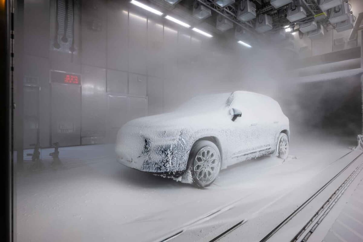 新型 GLBコールドチャンバーテスト：風洞スピード15km/h、温度－20.0℃、湿度72.9％H。猛吹雪を浴びなら進むシーンを想定