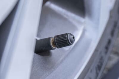 エアバルブキャップは確実につけること。エアバルブキャップがないと、バルブに雪や雨が付着し、それが凍結することでバルブを押して空気が漏れることがある