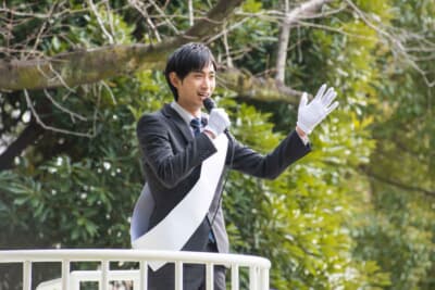 停車中ならシートベルトも不要で、屋根の上に立って演説することは合法だ