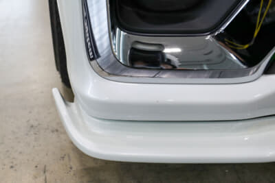 スズキ 3代目 スペーシアカスタム：イージーフラップのフロントフラップスポイラーの左右には、小振りなカナード風デザインが採用されている。また取り付け部に高さを設けることで、約30mmのローダウン効果もあり