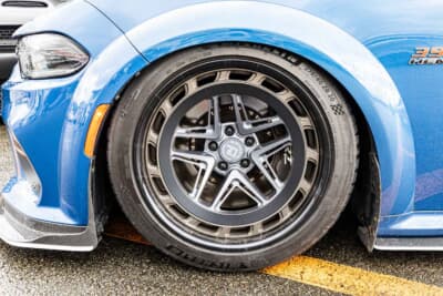 ダッジ チャージャー：ホイールはクラスリートの20インチでフロントが10J、リアは12J