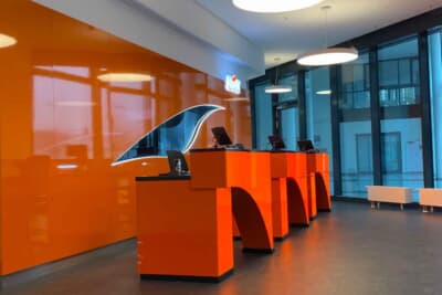 近所のSIXTのカウンター。予定より30分ほど早く到着しましたが、店舗スタッフがおいしいカプチーノをサービスしてくれました