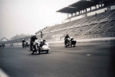 サイドカーレースの黎明期。パッセンジャーが担う役割は今と大きく異なっており、原則として箱型の側車に搭乗しているだけだった