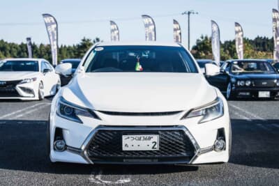 トヨタ2代目マークX：ヘッドライト、グリル、バンパーが作る“X”デザインがこの2代目の大きな特徴。この250G Sパッケージ G'sでは大型メッシュダクトが採用され、より精悍な顔付きになった