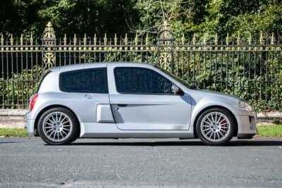 3万7083英ポンド（邦貨換算約約783万円）で落札されたルノー「スポール クリオV6」（C）iconicauctioneers