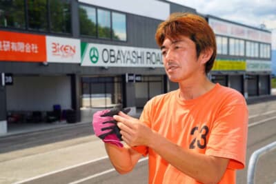 宮澤選手のマシンをメンテナンスするKレーシングの菊地代表。以前から2ペダル車両でのモータースポーツを積極的に推進している