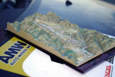 完成品を見た東北660シリーズのドライバーから驚きの声が。飾り方はガイド棒で自立させるほか、壁掛けもしやすい作りなのが嬉しい