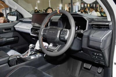 トヨタ ハイラックス カスタム コンセプト：ステアリングホイール、シフトブーツも試作品ということで純正とは異なっている