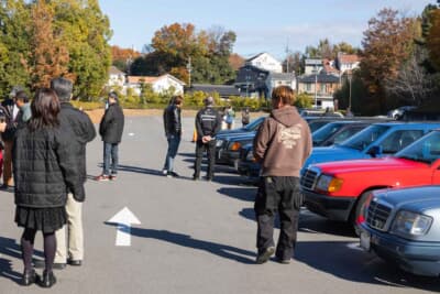 車歴が30年を超すと、同じクルマ同士でも歩んできた歴史によってボディやエンジンの程度などが違い、オーナー同士、暖かい日のなかでクルマ談義に話が盛り上がっていた