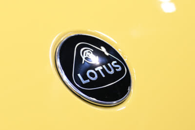 ロータス エミーラ：フロントのバッヂはグリーン＆イエローのロータスマークではなく黒ベースのものに