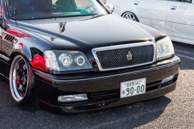 トヨタ11代目クラウン：ヘッドライトは日産「フーガ」用のプロジェクターを加工して装着。製作はご主人の友志さんが担当。フォグはダイハツ「タント」用を選択