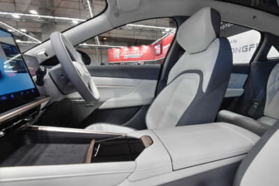 MONSTER SPORT 007 RACING CONCEPT：包まれ感のあるコクピット。車内はすっきりとした印象