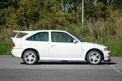 10万ポンド～12万ポンド（邦貨換算約202万円〜242万円で現在も販売中のフォード「エスコートRSコスワース」（C）iconicauctioneers