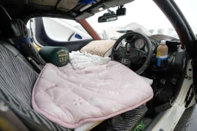 ホンダ ビート：布団があって分かりづらいが、車中泊仕様となったクルマなかは、きちんと体が水平になるように設計されている。ちなみにバージョン2だ