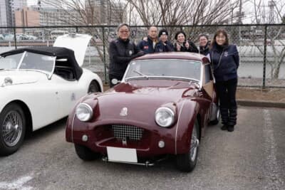 新年最初のクラシックカーラリー。エントラントとスタッフが再会を喜ぶ姿が各所で見られた