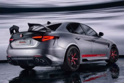 アルファロメオ ジュリア クアドリフォリオ ルナ・ロッサ：同モデルの主役を演じるデュアルプロファイル構造の大型リアウイングが印象的なリアビュー