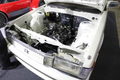 トヨタ GX71 マークII：エンジンは搭載されている状態で、補機類の装着はこれから。最終的にはエアコンも取り付けて、快適ハイソで速いRE71マークIIとなる予定だ