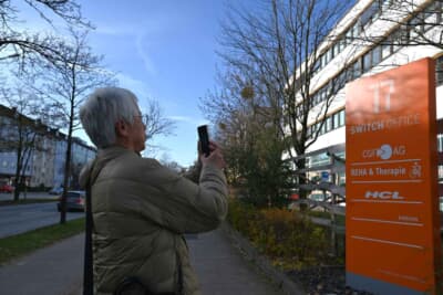 スープラ開発事務所があったビルを、何度もカメラに収める多田さん