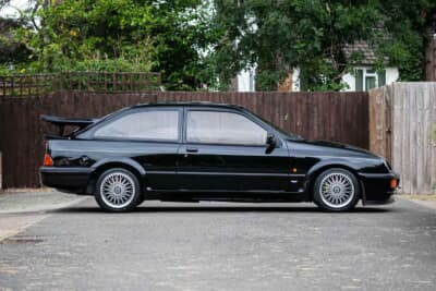 7万5000ポンド〜9万5000ポンド(邦貨換算約1580万円〜約2000万円)で現在も販売中のフォード「シエラRS500」(C)iconicauctioneers