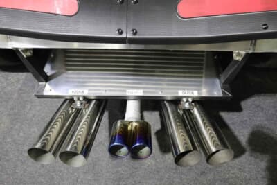 トヨタ セラ：センターから突き出すマフラーは3本！ 中央がウエストゲート（余剰排気を逃がす弁）用、右がフロントSR20VET用、左がK20A用だ