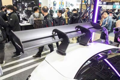 日産 GT-R：大型のスワンネックGTウイングは、2024年のTHE HKS R34 GT-R Dimension Zに続き電子制御のDRS機構付きで、超高速域でも揺るぎない直進安定性と旋回性をもたらしている