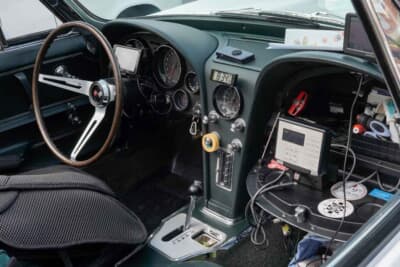 シボレー コルベット コンバーチブル：基本的にはオリジナルを維持しているが、グローブボックスにはPC競技で使用する計測機器やマスキングテープなどが備えられている