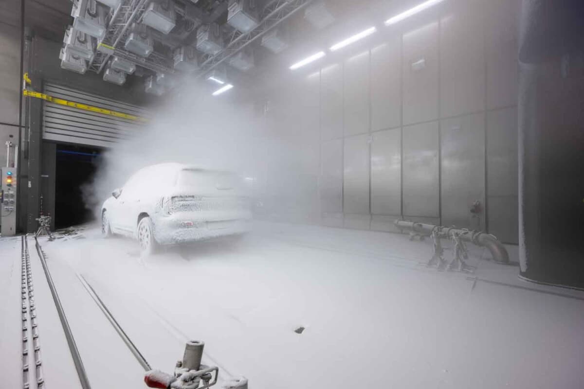 新型 GLBコールドチャンバーテスト：風洞スピード15km/h、温度－20.0℃、湿度72.9％H。猛吹雪を浴びなら進むシーンを想定