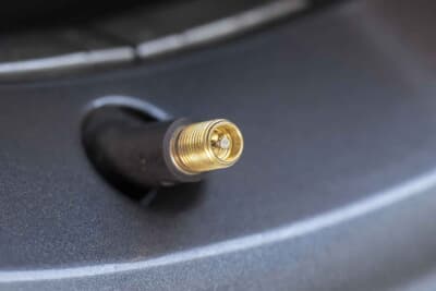 エアバルブキャップは確実につけること。エアバルブキャップがないと、バルブに雪や雨が付着し、それが凍結することでバルブを押して空気が漏れることがある