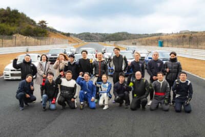 ツァオバークラフト主催ドライビングスクール＆走行会：フリー走行開始前に、コース上にて参加者の皆さんと記念撮影