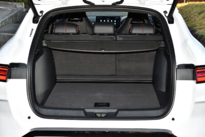 sealion6：ラゲッジは6：4分割可倒式。トノカバーは標準装備