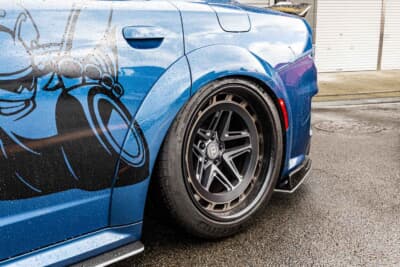 ダッジ チャージャー：足まわりは、エアサス＋車高調の組み合わせ