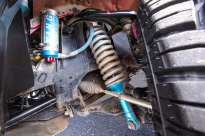 TRD_HILUX：ワイドトレッド化のためにフロントのアームとドライブシャフト、ブレーキホースなども変更する