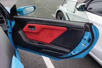 ホンダ S660:赤の内装は当時オプションで選べたインテリアカラー。「プレミアムビーチブルー・パールの差し色は、すごく私好みでした」と語る“ずっきー”さん