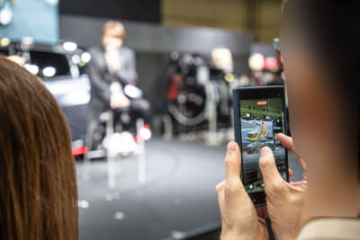 日産トークショー・近藤真彦氏：スマホで熱心に撮影をするファンたち