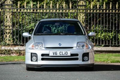 3万7083英ポンド（邦貨換算約約783万円）で落札されたルノー「スポール クリオV6」（C）iconicauctioneers
