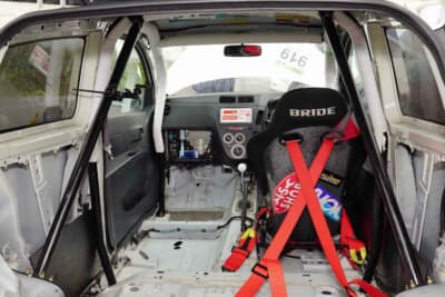 スバル プレオ：インテリアはロールケージなど安全装備を含めほかのクラスと変わらない。人が乗らない後部の内装はすべて取り外して軽量化している