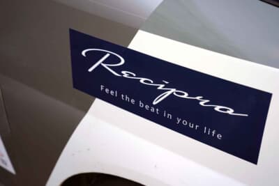 辻原さんが立ち上げた「レシプロ」はモビリティライフスタイルがテーマ。ほかにもクルマやバイク好きにはたまらないアイテムが多数揃う