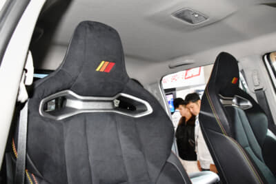 トヨタ ハイラックス カスタム コンセプト：トヨタ紡織のロゴが入っているスポーツシート（プロトタイプ）には、TRDカラーの刺繡が入っていた