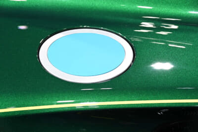 ロータス エミーラ：ロータス38のフューエルリッドをイメージした給油口は、この水色のカラーとなる