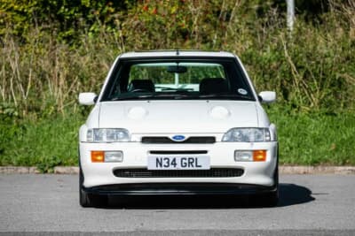 10万ポンド～12万ポンド（邦貨換算約202万円〜242万円で現在も販売中のフォード「エスコートRSコスワース」（C）iconicauctioneers