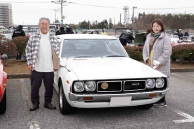 夫婦で楽しむエントラントも多い。スカイライン2000GTで参加の新井さん夫妻