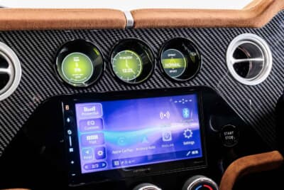 ケータハム「プロジェクトV」プロトタイプ：セブンを想起させるフラットパネル形状のインストルメントクラスターを採用