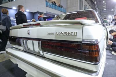 トヨタ GX71 マークII：当時のハイソカー乗りはエンブレムへのこだわりも強かった。とくにこの白金モデルは自慢のアイテムでもあった