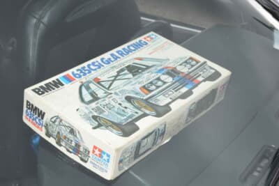 BMW 635CSi：車内にはそのプラモデルの箱が置かれていた